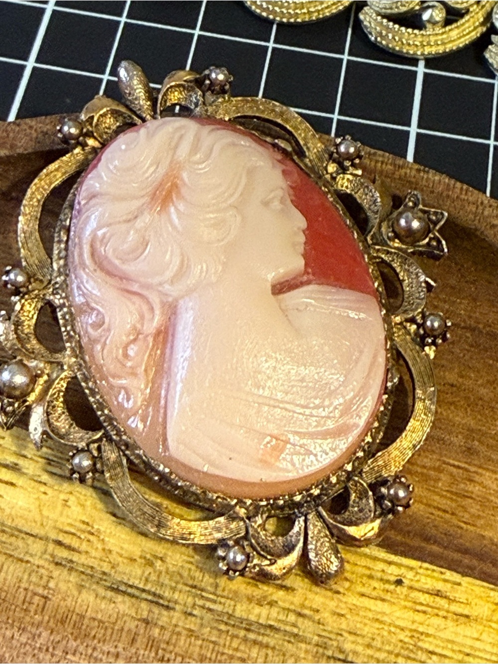 Vintage-Style Pink Cameo Brooch - Picture 5 of 10
